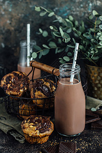 巧克力奶昔和自制松饼高清图片