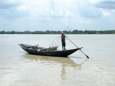 恒河 Ganga 上的传统船夫 摆渡人 Majhi 划艇 称为 Nauka 印度乡村旅游和水上交通主题 孙德尔本斯 西孟加拉邦背景