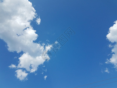 蓝色天空 空气中白云飘散背景图片
