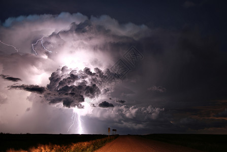 阿雷帕加拿大帕蕊雷风暴云戏剧性气候平原农村天气危险闪电天空极端雷雨背景