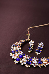 印度传统珠宝商装饰品金子吊坠金属项链派对女性耳环婚姻石头背景图片