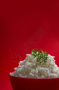红背景的红碗里煮白纯白巴斯马提大米纤维粮食盘子饮食香米餐厅谷物蒸汽美食种子背景图片
