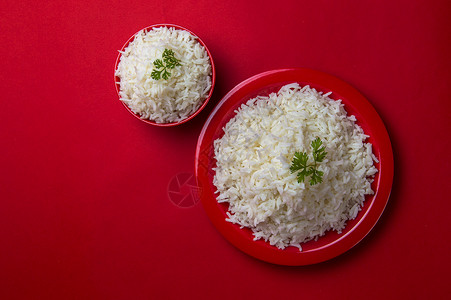 用碗盖用碗盘和红底盘煮白纯白巴斯马蒂米饭纤维香米食物文化糖类烹饪饮食谷物美食香菜背景