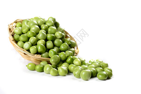 白色背景的篮子中新鲜绿色青豆营养美食竹子种子收获粮食小吃植物产品饮食背景图片