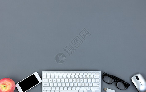 使用现代技术的清洁灰色办公桌面的最顶边框背景图片