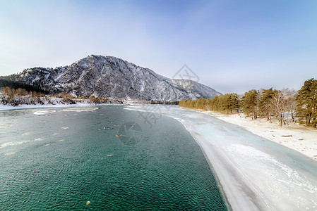 阿尔泰山冰雪高山和山河的景象岩石树木反射森林蓝色全景天空旅行山脉旅游背景