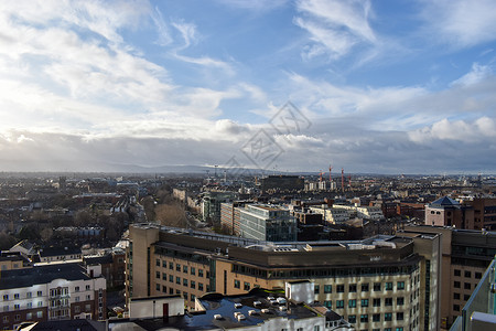 爱尔兰都柏林 — 2020年1月20日 在爱耳兰州杜布林的明亮蓝天背景图片