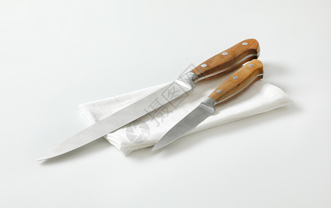 一套两把尖尖尖的厨房刀不锈钢用具厨师炊具工具目的全部棕色背景图片