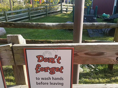 不要再想了不要忘了洗手 在农场的木栅栏上签字背景