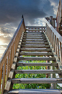 楼梯栏杆旧木板切入风暴背景
