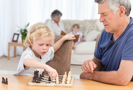 老男孩之猛龙过江年轻男孩和爷爷下象棋了游戏木板沙发老年家庭祖父退休长椅青春期房间背景