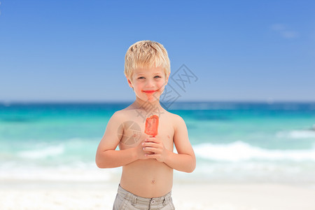 很热小男孩小男孩吃冰淇淋冰棒孩子食物享受奶油男生童年海洋乐趣天空背景