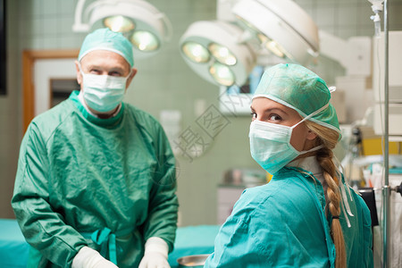 2名身着外科手术设备的外科医生背景图片