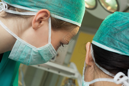 两名女性外科医生背景图片