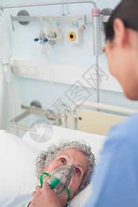 脸上有氧气面具的病人背景图片