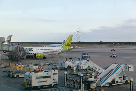 正在巴塞罗那机场准备的航空和空平飞机高清图片