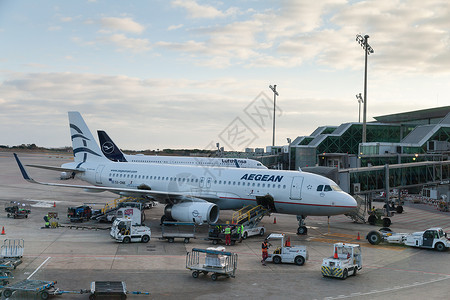 埃尔普拉特正在巴塞罗那机场准备的爱琴航空公司飞机背景