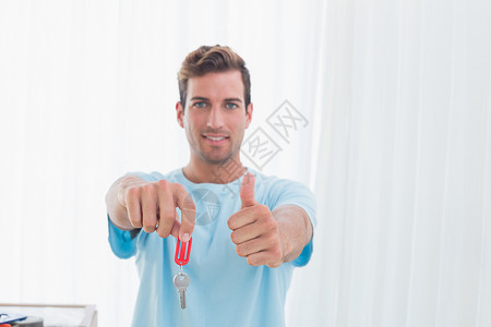男人拿着新房钥匙 又抬起拇指背景图片