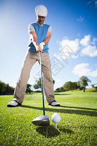 高尔夫球即将上场时间阳光专注绿色运动员爱好男性服装闲暇假期背景图片