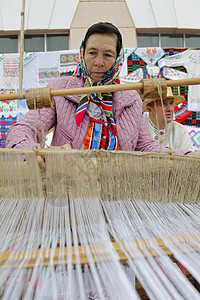 纺纱机后面的老妇人 纺纱机后面的工作 白俄罗斯女人背景图片