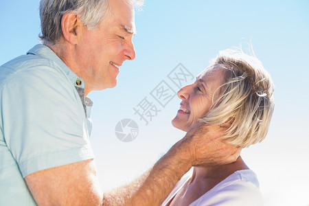 高级女人拥抱她的伴侣阳光头发男人晴天闲暇女士微笑男性笑声衬衫背景图片