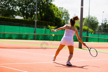 漂亮的网球运动员打球活动生活方式竞技腕带运动女性闲暇播放器训练运动服背景图片