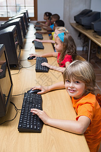 计算机班的可爱学生教育女孩老鼠屏幕微笑童年课堂小学生知识学习背景图片