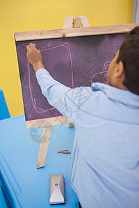 可爱的小男孩在粉笔板上画画男生快乐艺术课堂混血班级染色微笑教育童年背景图片