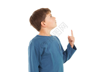 可爱的小男孩举起专注休闲服装手势男生蓝色男性手指童年背景图片