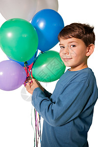 快乐的小男孩拿着一堆气球乐趣休闲服装幸福派对头发微笑童年棕色男生背景图片