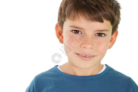 可爱的小男孩笑着镜头头发男性童年微笑混血快乐男生服装棕色蓝色背景图片