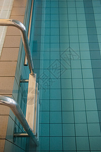带瓷砖的空游泳池背景图片