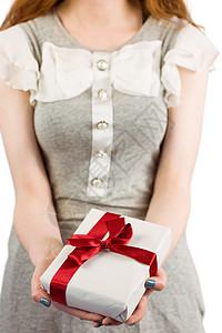 红发美女送礼物长发裙子白色灰色红色丝带女性背景图片