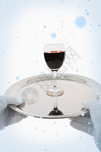 拿着一杯红酒的服务员银盘蓝色下雪玻璃手套服务背景图片
