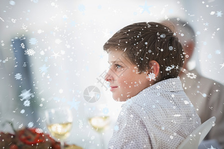 举酒杯小男孩坐在桌边的小男孩的侧面图像复合图象雪花幸福晚餐天气家庭椅子男生男性老年酒杯背景