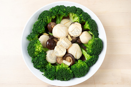 花椰菜蘑菇新鲜的鲜炒扇贝 加花椰菜和蘑菇背景