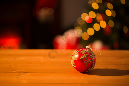 圣诞泡泡在桌上的桌子上背景图片