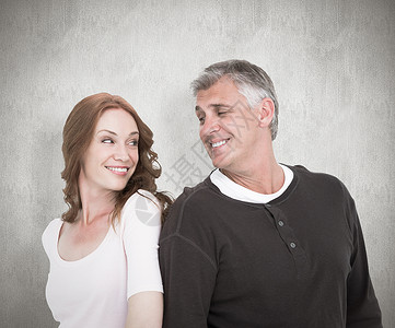 搭配情侣互相微笑的复合形象男人白色头发男性快乐背靠背墙纸夫妻女性感情背景图片
