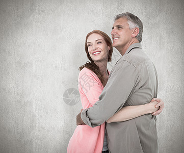 搭配情侣拥抱和微笑的复合形象男人休闲感情服装白色快乐情人红发墙纸夫妻背景图片