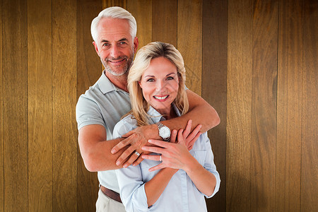 幸福的情侣在镜头下微笑和拥抱的复合形象夫妻绘图丈夫男人董事会头发计算机金发女郎男性婚姻背景图片