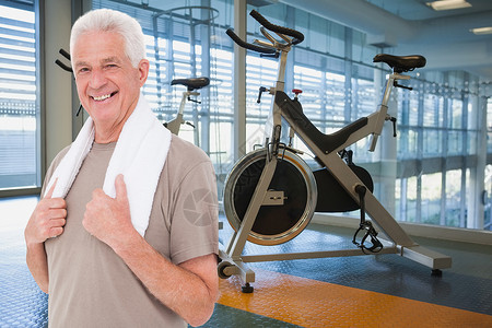 体格适合老年人的复合形象身体训练器材退休护理健身自行车运动机娱乐健身房背景图片