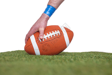 足球远动员美国足球运动员把球投在球上四分卫双手竞技运动蓝色低角度配售腕带竞赛视图背景