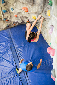 适合一对夫妇在室内攀岩竞技运动老师男性活动健身房女性讲师健身训练背景图片