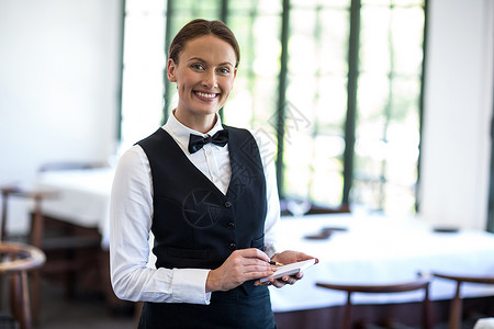 微笑迪妮莎服务员下订单微笑衬衫女士女性餐厅记事本领结套装头发酒店背景