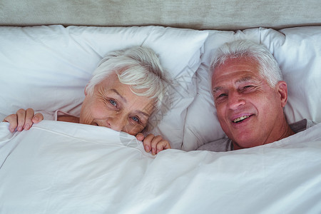 流金岁月幸福的老夫妻躺在床上短发岁月快乐毯子女性枕头老年人流金老年女士背景