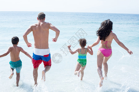 水跑家人在海滩上奔跑的近视背景