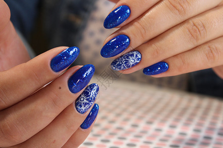 蓝色指甲设计白色沙龙温泉美甲凝胶抛光艺术女性背景图片
