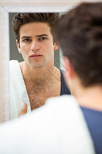 男人在卫生间里检查他的小碎块用品毛巾住所卫生皮肤房子公寓护理浴室男性背景图片