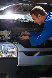 检查汽车的机械职业修复车库机械师引擎盖扳手男性车辆工具修理背景图片