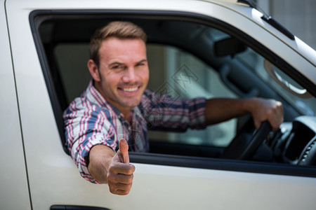 车的标志年轻人举起拇指标志前座手势喜悦汽车休闲司机快乐方向盘服装旅游背景